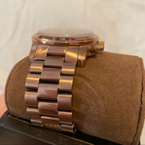 Michael Kors Oversized Runway Rose gold watch - Picture 8 of 8